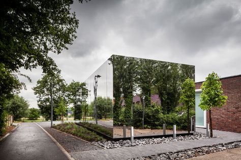 Mirrored office extension by Atelier Vens Vanbelle Mirror Facade Architecture, Mirror Facade, Office Extension, Reflection Architecture, Dezeen Architecture, Notary Office, Mirror House, Design Magazine, Facade Architecture