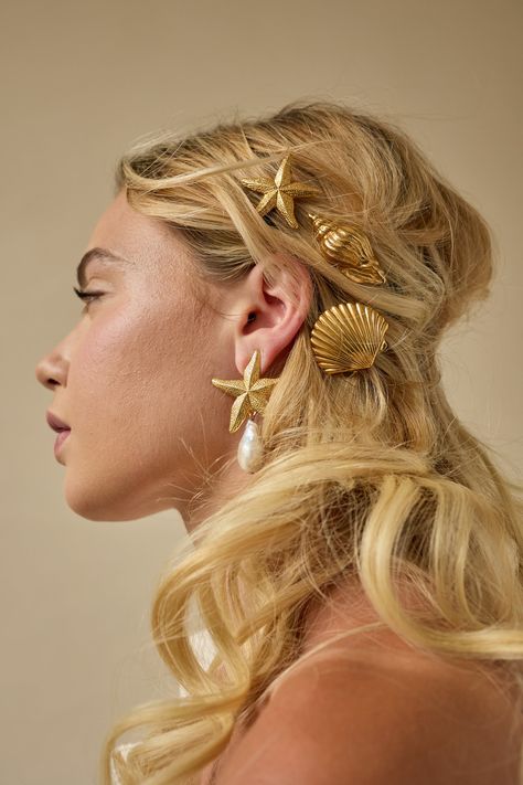 Unleash your inner coastal goddess with our new Serena Shells Clips. These luxe seashell clips will elevate your look, perfect for an elegant and editorial style. Wear them in sets for an editorial touch. Antique 14k gold Made in NYC. Mermaid Flower Crown, Seashell Earrings Aesthetic, Seashell Outfit Aesthetic, Sun Hair Clip, Beach Accessories Aesthetic, Shells In Hair, Hair Gold Accessories, Seashells Accessories, Siren Accessories