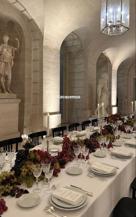 Civil Wedding Dinner Table Settings, Grapes Centerpiece, Vineyard Table, Wedding Dinner Table Setting, Vineyard Wedding Decor, Paris Fashion Week 2023, Fruit Wedding, Flower Arrangements Wedding, Fashion Week 2023