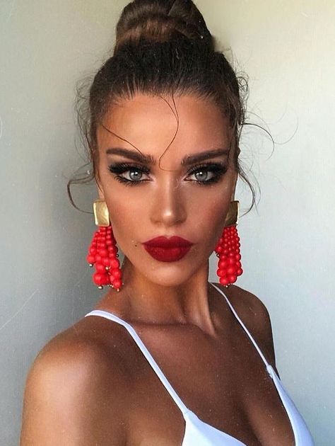 Statement Makeup, Red Lip Makeup, Pinterest Makeup, Beauty Make-up, Makijaż Smokey Eye, Makeup Hacks, Red Lip, Red Earrings, Makeup Goals