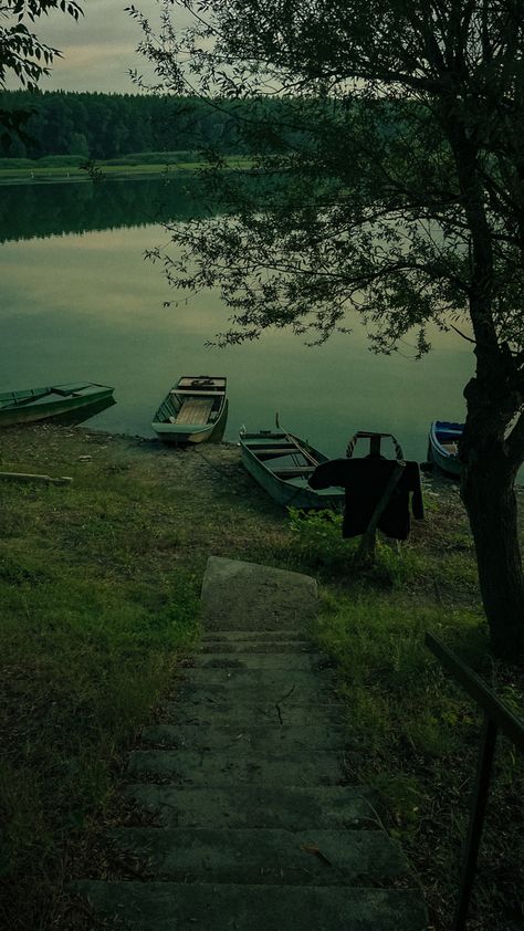 Boat On Water Aesthetic, Boat Aesthetic Vintage, Old Memories Aesthetic, Dock Aesthetic, Dark Lake, 70s Inspiration, Story Wattpad, Memories Aesthetic, Boat Lake