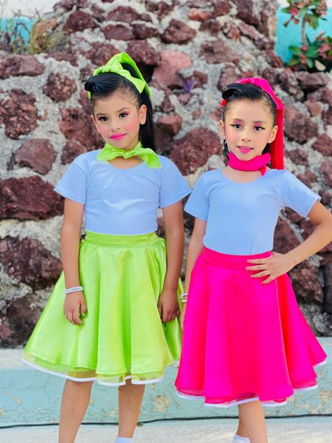 Peinado y disfraz rock and roll Disfraz Rock And Roll, Rock And Roll Outfits, Rock And Roll Costume, Grease Outfits, 60s Outfit, Rock Costume, Kids Bop, Kid Birthday Outfits, 60’s Fashion