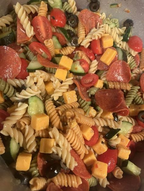 Rotini Salad, Colorful Pasta, Rotini Pasta Salad, Zesty Italian Dressing, Graduation Party Foods, Cold Pasta, Easy Pasta Salad, Black Olives, Thanksgiving Feast