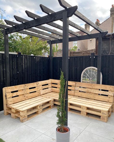 Garden Pallet Seating, Diy Garden Seating Area, Allotment Seating Area, Tiny Garden Ideas On A Budget, Diy Cheap Backyard Ideas, Seating Made From Pallets, Cheap Garden Makeover, Small Garden Ideas On A Budget, Wooden Pallet Outdoor Seating