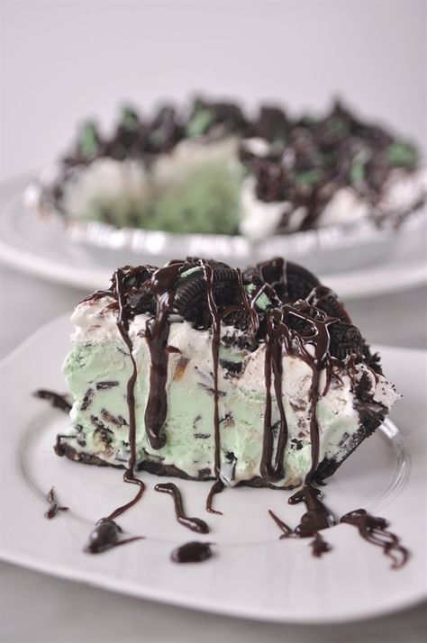 Grasshopper Ice Cream Pie is an easy and delicious dessert. A chocolate cookie crust filled with mint ice cream and topped with hot fudge, Cool Whip and cookies! Ice Cream Pie Recipes, Desserts For Summer, Freezer Desserts, Ice Cream Pie Recipe, Mint Desserts, Grasshopper Pie, Baking Recipes Pie, Ice Cream Pie, Sweet Pies