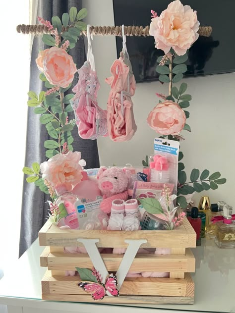 Baby shower cute girl basket idea Wood Basket Decor Ideas, Baby Basket Gift Ideas, Baby Gift Packs, Baby Shower Hamper, Half Birthday Party, Mini Crates, Baby Shower Gift Box, Idee Babyshower, Baby Shower Gift Ideas