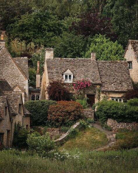 English Autumn, Arlington Row, Photography Places, British Cottage, Autumn Cottage, British Architecture, English Village, English Cottage Garden, Rustic Stone