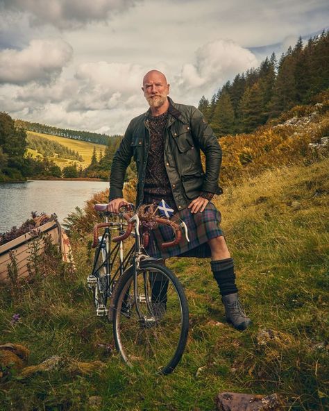 Men in Kilts on Instagram: “A man who needs no introduction but deserves all of your best wishes. Happy birthday, @grahammctavish! #MenInKilts” Bobby Burns, Graham Mctavish, Sam Hueghan, Outlander Characters, Scottish Man, Bald With Beard, Jamie Fraser Outlander, Scottish Actors, Men In Kilts