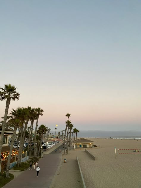 colorful beach sunset with view of Huntington boardwalk Venice Beach Sunset, Huntington Beach Aesthetic, La Beach Aesthetic, Huntington Beach California Aesthetic, California Beach Aesthetic, Hunington Beach, La Beach, Los Angeles Aesthetic, Cali Life