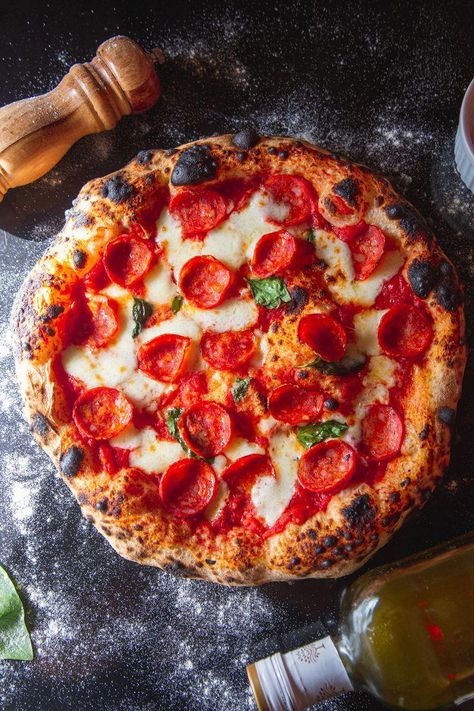 Pepperoni Pizza Photography, Pizza Astethic, Food Photography Pizza, Pizza Food Photography, Pizza Vibes, Pizza Photography, Red Pizza, Pizza Pictures, Pizza Aesthetic