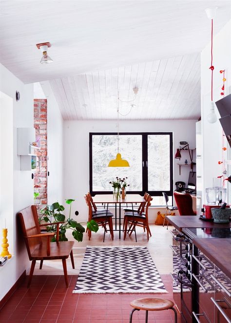 Planet Deco Red Tile Floor, Recycled House, Deco Living, Rustic Tv Stand, Red Floor, New York Loft, Terracotta Floor, Casa Vintage, Kitchen And Dining Room