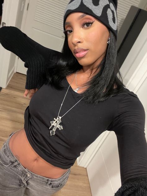 Black And White Hat Outfit, Wig And Beanie Outfit, Beanie With Straight Hair, Outfits With Grey Beanie, Black And White Beanie Outfit, Gray Streetwear Outfit, Mia Culpa Beanie Outfit, Straight Hair With Beanie, Graphic Beanie Outfit