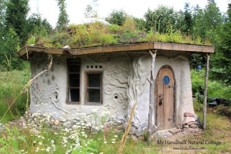 Ten Best Cob Houses and the Benefits of Building One – HomeCrux Solarpunk Ideas, Hole Aesthetic, Cob House Interior, Cob Cottage, Cob Homes, Cob Building, Mud House, Outside Room, Natural Homes