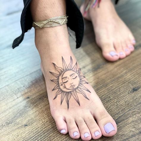 Luna Tattoo, Sun And Moon Tattoo, Feminine Tattoo Sleeves, Hand Tattoos For Girls, Hip Tattoos Women, Bff Tattoos, Spine Tattoos For Women, Sun Tattoos, Leg Tattoos Women