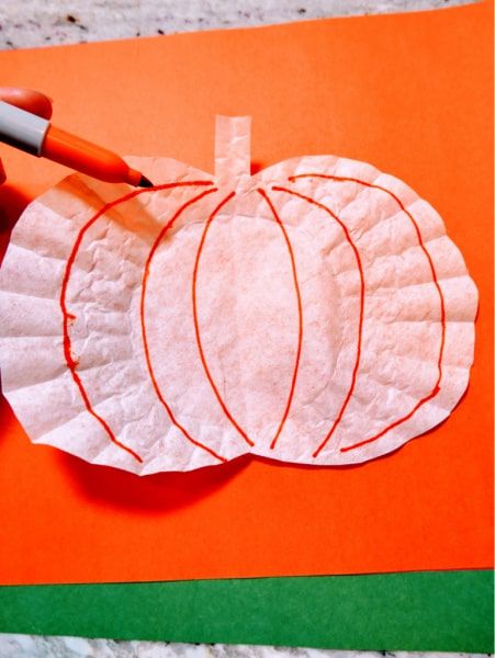 Coffee Filter Crafts Halloween, Pumpkin Coffee Filter Craft, Coffee Filter Leaves Craft, Coffee Filter Pumpkin Craft, Coffee Filter Crafts For Toddlers, Fall Coffee Filter Crafts, Coffee Filter Leaf Craft, Coffee Filter Fall Crafts, Coffee Filter Pumpkins