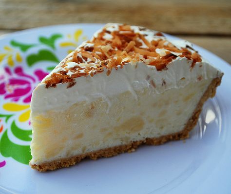 This is the perfect summer dessert. The taste of a refreshing pina colada in a creamy slice of pie. Pina Colada Pie, Pina Coloda, Dessert Tarts, Frozen Pina Colada, Sweet Pot, Cream Pies, Tv Food, Tasty Kitchen, Perfect Pies