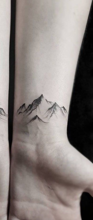 Everest Tattoo, Mountain Tattoos For Women, Tattoo Berge, Small Travel Tattoos, Small Mountain Tattoo, Mountain Range Tattoo, Mountain Tattoos, Travel Tattoos, Hiking Tattoo