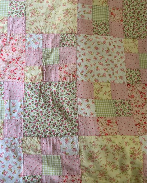 Aesthetic Quilt Patterns, Pink Green And Brown Aesthetic, Green Pink Room Aesthetic, Rkive Aesthetic, Quilts Aesthetic, Quilting Aesthetic, Aesthetic Quilts, Aesthetic Quilt, Quilt Aesthetic