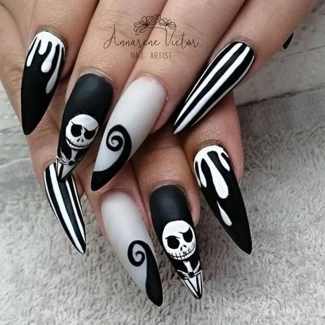 Uñas Jack Skellington, Christmas Stiletto Nails, Dark Christmas Nails, Nails Nightmare Before Christmas, Hailey Nails, Pretty Halloween Nails, Jack Skellington Nails, Nightmare Before Christmas Nails, Horror Nails