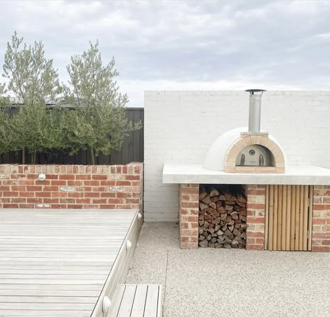 Outdoor Brick Bbq Ideas, Small Courtyard Bbq Ideas, Outdoor Entertaining Area Pizza Oven, Red Brick Bbq Area, Alfresco Pizza Oven, Bbq And Pizza Oven Area Ideas Outdoor, Courtyard Bbq Area, Pizza Oven Courtyard, Small Backyard Pizza Oven