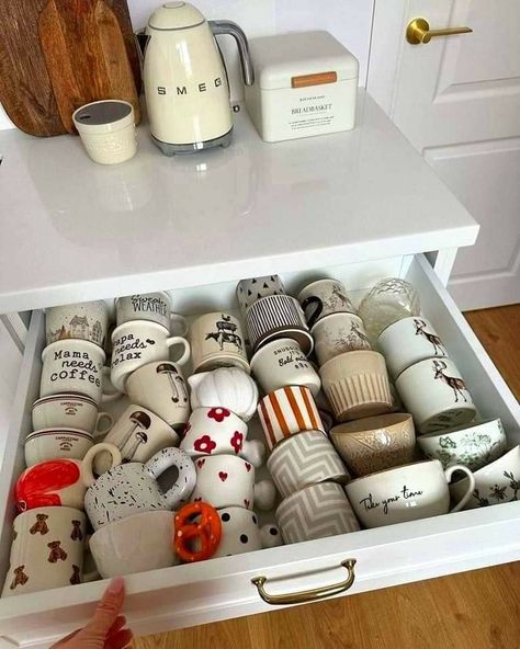 Mugs Organization, Mug Organization, Kitchen Organisation, College Room, Pretty Mugs, Pottery Crafts, Aesthetic Coffee, Cozy Decor, Room Makeover Inspiration