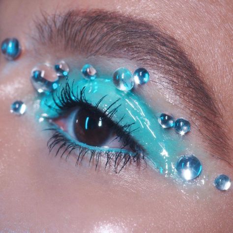 Water Makeup Looks, Universe Makeup, Aqua Outfit, Fashion Show Makeup, Crazy Eyes, Unique Makeup, Eye Makeup Designs, Makeup Tattoos, Dew Drops