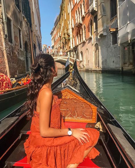 Venice views Venice Gondola Aesthetic, Pictures In Venice Ideas, Venice Italy Gondola Pictures, Venice Fashion Summer, Venice Poses, Venice Instagram Pictures, Venice Picture Ideas, Venice Outfit, Venice Italy Aesthetic