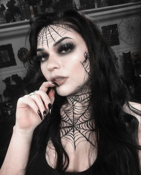 Spider Queen Makeup, Spider Web Halloween Costume, Spider Web Makeup, Spider Lady, Queen Halloween Costumes, Spider Costume, Spider Queen, Amazing Halloween Makeup, Creepy Horror