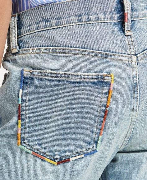 Ideas para que tus jeans luzcan bellos con hermosos bordados Embroidery Jeans Diy, Clothes Embroidery Diy, Denim Embroidery, Pola Sulam, Jean Pockets, Boyfriend Jean, Embroidery On Clothes, Cute Embroidery, 자수 디자인