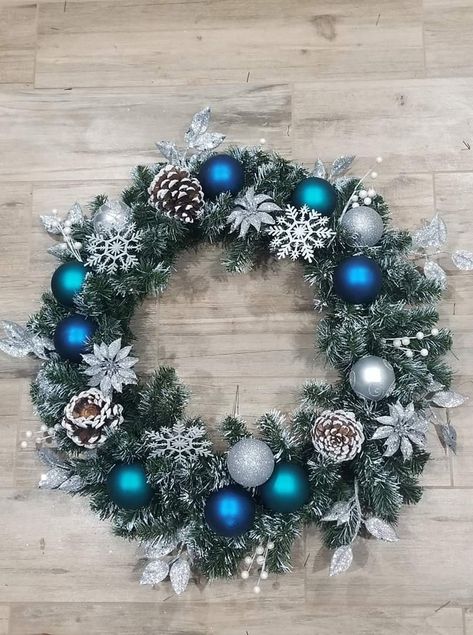 Blue Christmas Wreaths Diy, Blue And White Christmas Wreath, January Wreath, White Christmas Tree Decorations, White Christmas Wreath, Silver Christmas Decorations, Elegant Christmas Decor, Christmas Wine Bottles, Diy Christmas Decorations Easy