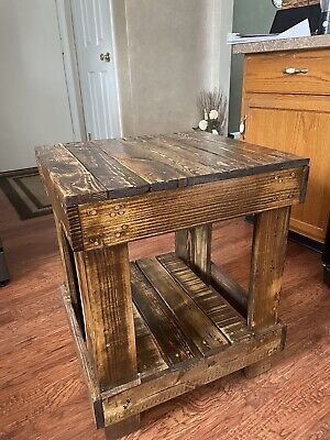 Butcher Block End Table, Western End Tables, Easy Wood Working Project, Small Pallet Wood Projects, Pallet Board Projects, Small Furniture Ideas, Pallet Entry Table, Furniture Made From Pallets, Pallet Furniture Indoor