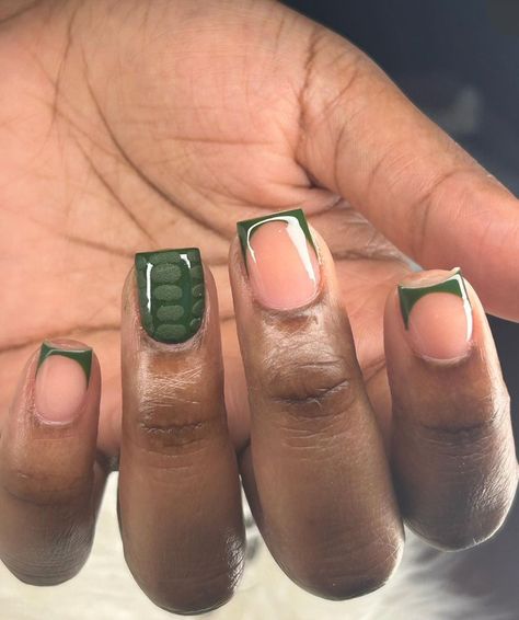 Short Green And Gold Nails, Short Overlay Nail Designs, Gel Overlay Nails Short, Short Nails Ideas Green, Dark Green Short Nails, Dark Green Nails Short, Short Dark Green Nails, Dark Green Acrylic Nails Designs, Short Emerald Green Nails