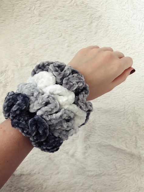 Scrunchies Photography, Crochet Products, Crochet Cord, Crochet Ruffle, Ponytail Holders, All Hair Types, Scrunchie Hairstyles, Diy Crochet, Hair Types