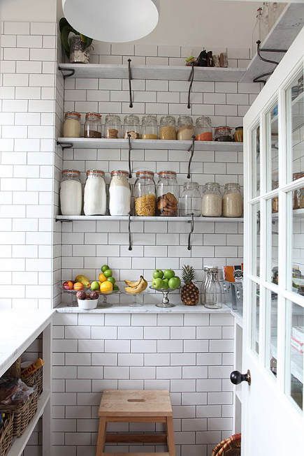 azulejo branco metrô despensa com prateleiras de mármore - Remodelista via Atticmag Open Pantry, Subway Tiles, White Brick, Pantry Storage, Trendy Kitchen, Kitchen Pantry, Dream Kitchen, 인테리어 디자인, A Kitchen