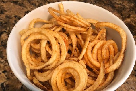 Fries At Home, Curly Fries, Veggie Noodles, Innovative Kitchen, Fries Recipe, Fair Food Recipes, Fries In The Oven, Light Lunch, Potato Dishes