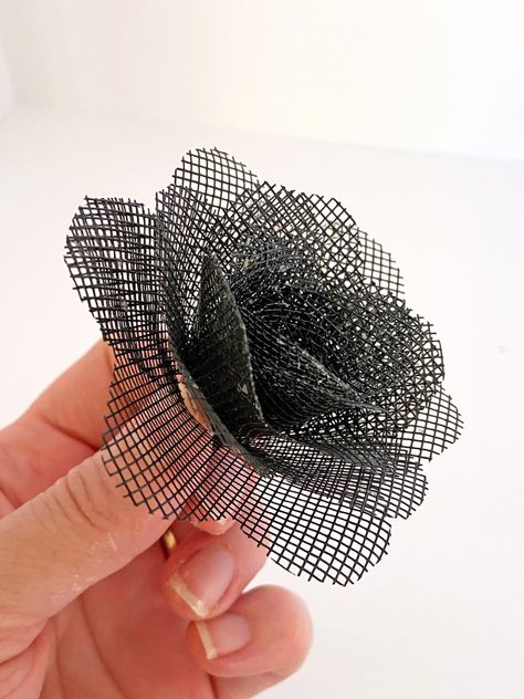 Window screen roses with vintage spool stems - Wisconsin Magpie Window Screen Crafts, Screen Flowers, Old Window Screens, Mesh Flowers, Window Mesh Screen, Moss Wreath, Window Crafts, Spoon Crafts, Screen Art