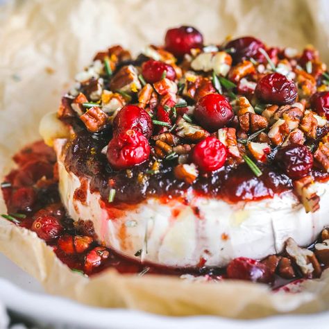 Easy Cranberry Pecan Baked Brie (holiday appetizer) Cranberry Pecan Baked Brie, Thanksgiving Recipes Appetizers, Honey Appetizers, Easy Thanksgiving Recipes Appetizers, Family Recipies, Pecan Baked Brie, Best Thanksgiving Appetizers, Brie Cranberry, Cranberry Baking