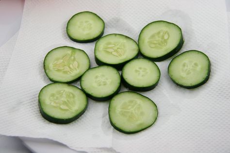 How to Crisp Cucumbers Crispy Cucumber, How To Make Pickles, Creamy Cucumbers, Kitchen Tips, Green Salad, Put Together, Thyme, Pickles, Cucumber