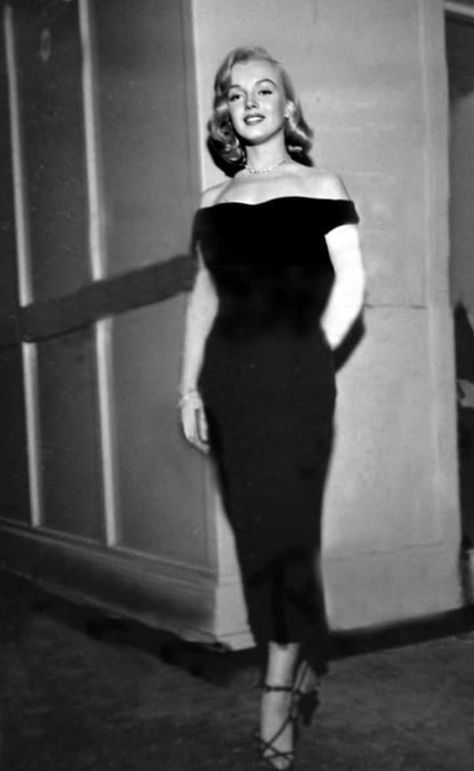 Marilyn Monroe Black Dress, Marlin Monroe Outfit, Marilyn Monroe 60s, Marylin Monroe Dress, 1960s Icons, The Asphalt Jungle, Marilyn Monroe Outfits, Marilyn Monroe Costume, 60s Wedding