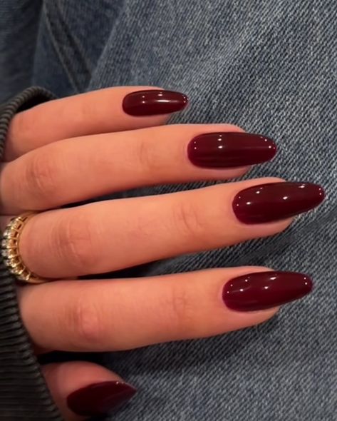 Almond Nails For November, Nail Ideas Acrylic Plain Color, Cute Nails Round Shape, Fall Red Color Nails, Nail Ideas Chic, Nail Inspo Painted, Red Nails Mid Length, Deep Burgundy Nails Acrylic, Dark Nails On Brown Skin