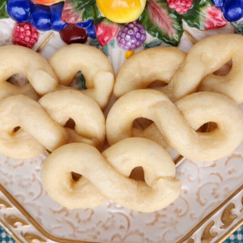 Kringla II Kringla Cookies Recipe, Lemon Kringle Cookies, Kringle Recipe Norwegian, Chris Kringle Cookies, Kringla Recipe Norwegian, Chocolate Kringle Cookie, Kringla Recipe, Norwegian Cookies, Pretzel Shape