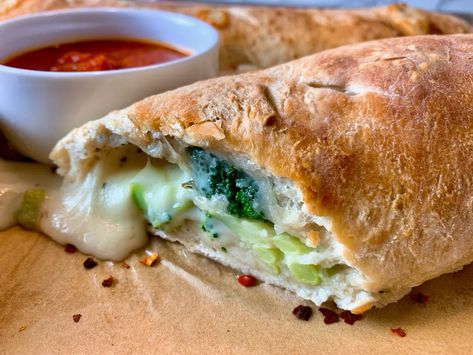 Broccoli Calzone Recipe, Brocoli And Cheese, Calzone Recipe Easy, Cheese Calzone, Homemade Calzone, Broccoli Pizza, Calzone Recipe, Vegetarian Meal Prep, Food Lab