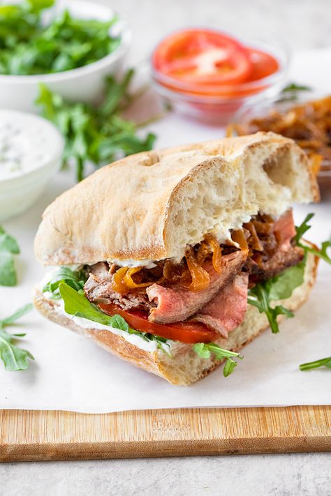 Steak Sandwich Sauce, Caprese Sandwich Recipe, Recept Sandwiches, Bruschetta Recept, Steak Sandwich Recipes, Balsamic Onions, Caprese Sandwich, Healthy Sandwich Recipes, Blue Cheese Sauce