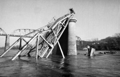 The Silver Bridge between Gallipolis Ohio and Point Pleasant West Virginia collapse that killed 46 people December 15 1967 - ThorGift.com - If you like it please buy some from ThorGift.com Gallipolis Ohio, Point Pleasant West Virginia, Point Pleasant, History Photos, Photo Memories, Animal Games, Old Pictures, West Virginia, Us Travel