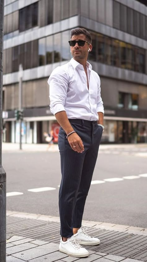 Macho Moda - Blog de Moda Masculina: Os MELHORES TECIDOS pra usarmos nas ROUPAS do dia a dia, quais são Eles? Black Chinos Men, Chinos Men Outfit, Chique Outfit, Formal Men Outfit, Mens Casual Outfits Summer, Men Fashion Casual Shirts, Formal Mens Fashion, Stylish Men Casual, Mens Fashion Blog