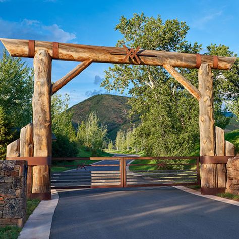 Farm Gates Entrance, Ranch Entrance Ideas, Door Wreaths Spring, Driveway Entrance Landscaping, Farm Entrance, Ranch Gates, Colorado Ranch, Spring Porch Decor, Driveway Entrance