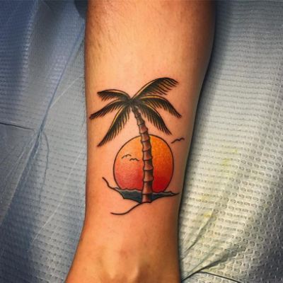 Palm Tattoo Ideas, Palm Size Tattoos, Tree Tattoo Art, Diver Tattoo, Palm Tattoo, Beach Tattoos, Small Wave Tattoo, Tato Tradisional, Tropical Tattoo