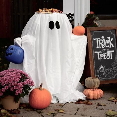 Trick Or Treat Stand Ideas, Outdoor Halloween Candy Table, Front Porch Ghost Diy, Trick Or Treating Table Ideas, Trick Or Treat Table Ideas Outside, Halloween Candy Table Ideas, Halloween Candy Stand, Trick Or Treat Table Ideas, Halloween Diy Ideas