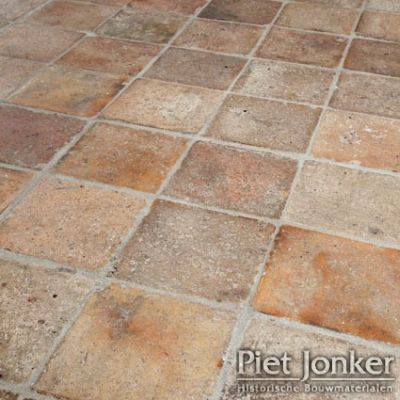 Pietjonker.nl French Limestone Floor, Flooring Options Durable, French Terracotta, Brick Look Tile, Tiny House Exterior, Hall Flooring, Antique Flooring, Carport Designs, Terracotta Floor