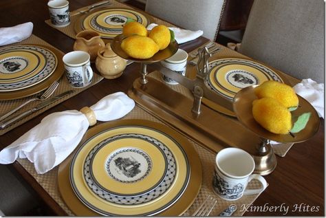 Villeroy and Boch Audun Tablescape Yellow Table Setting, Dallas House, Classic Dinnerware, Villeroy And Boch, Yellow Table, Fall Table Settings, China Dishes, Home Black, Fall Table